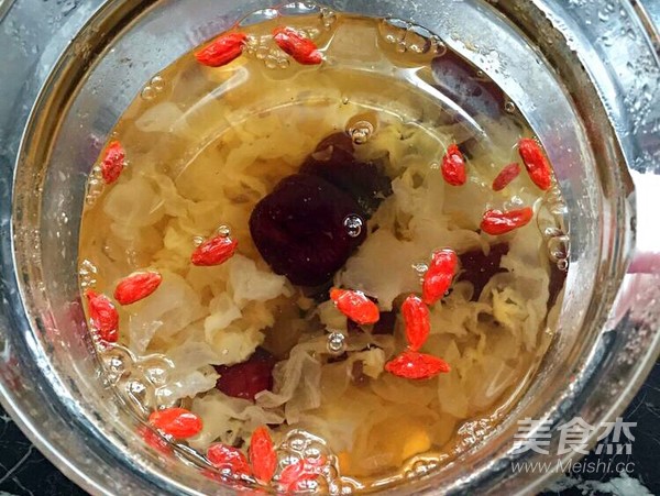 银耳红枣莲子汤