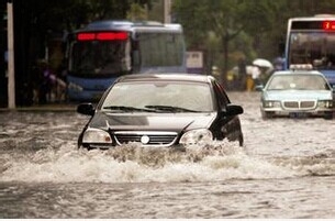 雨水天气汽车涉水注意事项