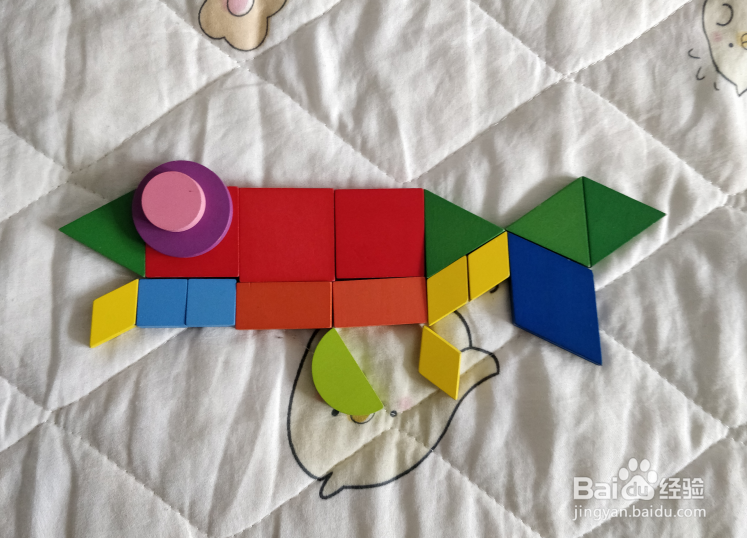 用几何形状积木怎么拼一条细长的海鱼?