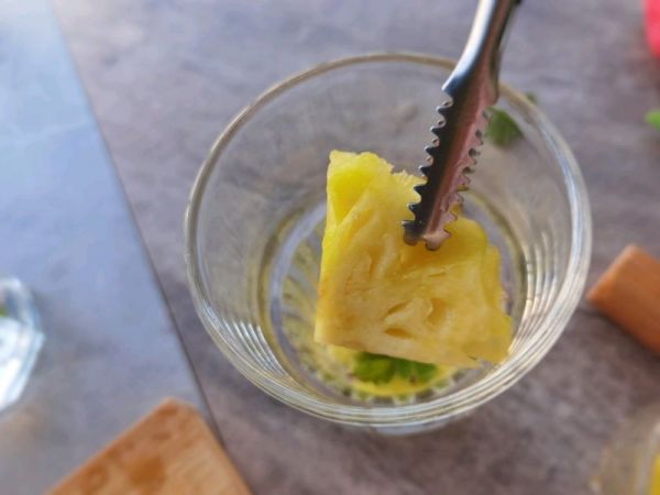 菠萝蔓越莓气泡水