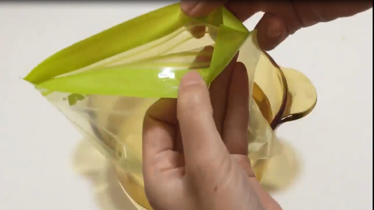 怎样挤出真空密封袋里面的空气？