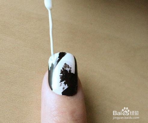 时尚的黑白泼墨美甲