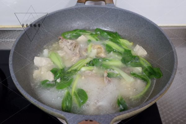 鸡汤青菜炖冻豆腐