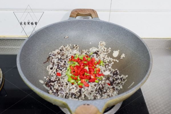 双椒紫菜烩高粱米