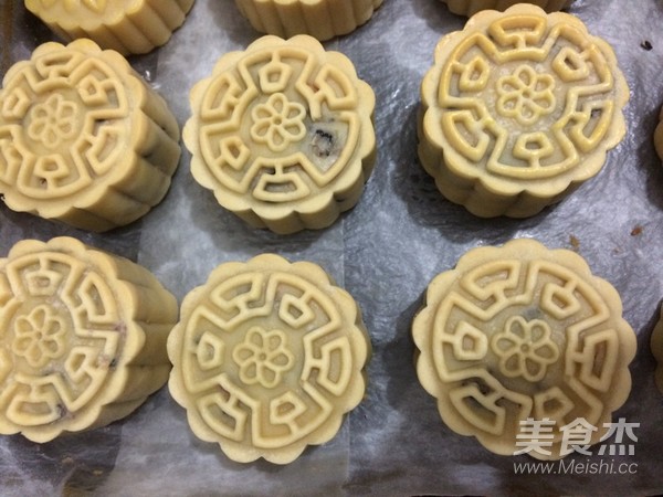 咸甜结合的莲蓉肉松蛋黄月饼