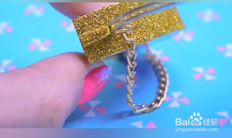 如何给芭比制作亮片斜挎包