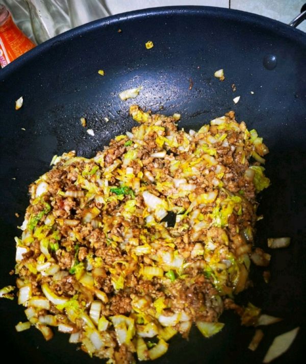 黑全麦白菜猪肉包