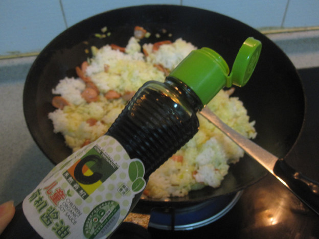 脆皮肠炒饭怎么做好吃，看这个就能学会