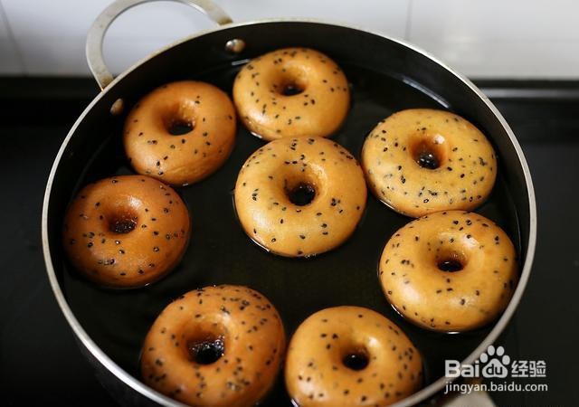 家庭自制油炸黑芝麻奶香面包