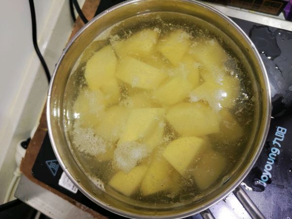 红烧肉偶遇红枣和土豆块