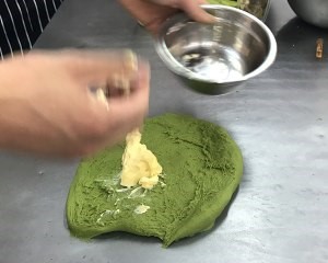 抹茶软欧（蜜豆奶酪馅）