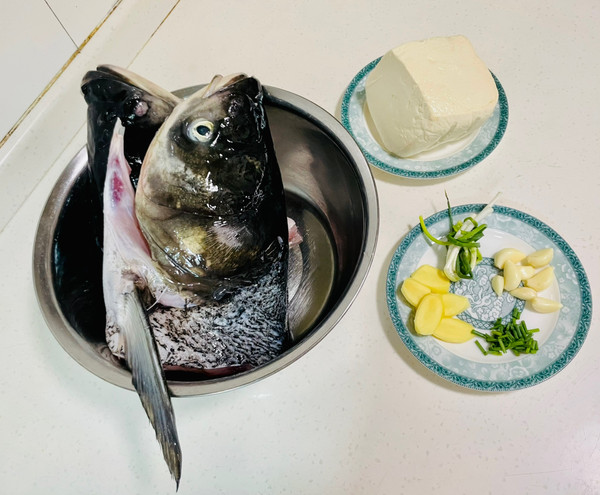 红烧鱼头豆腐汤