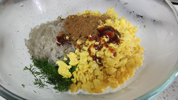 鸡蛋粉条小茴香全麦包子