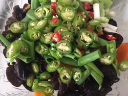 凉菜：生椒凉拌黑木耳