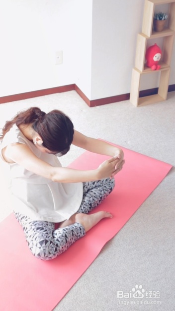 1分钟孕妇瑜伽：缓解背部僵硬