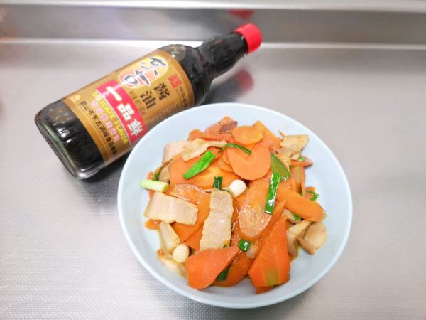 五花肉炒胡萝卜片