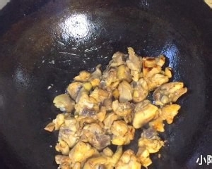 餐厅的黄焖鸡米饭