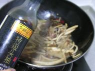 腊肉干烧茶树菇的做法