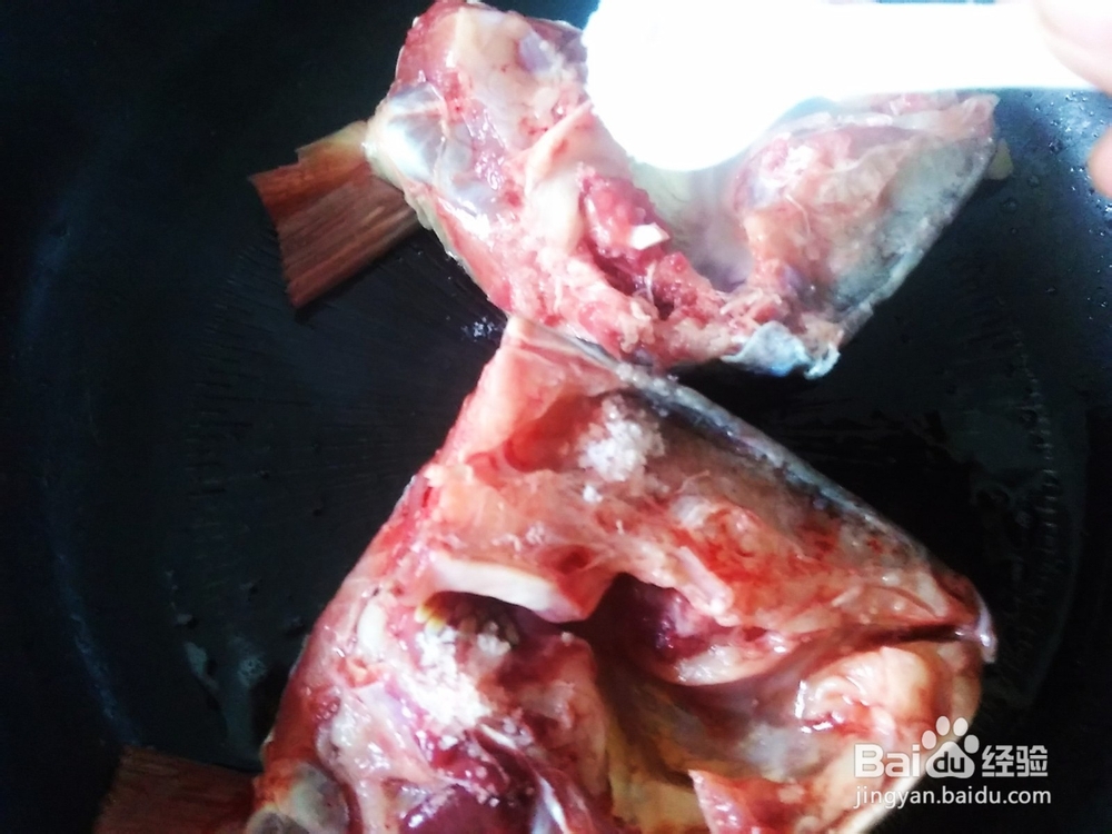 鱼头滚娃娃菜汤的做法