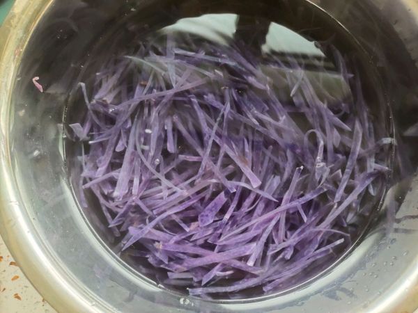 凉拌紫色土豆丝