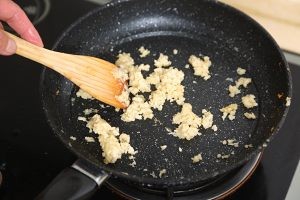 蒜蓉粉丝蒸大虾—经典美味搭配的做法