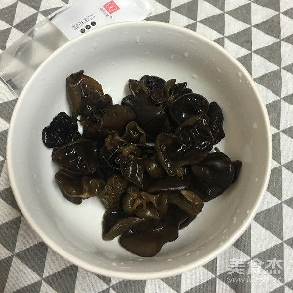 丝瓜炒木耳的做法