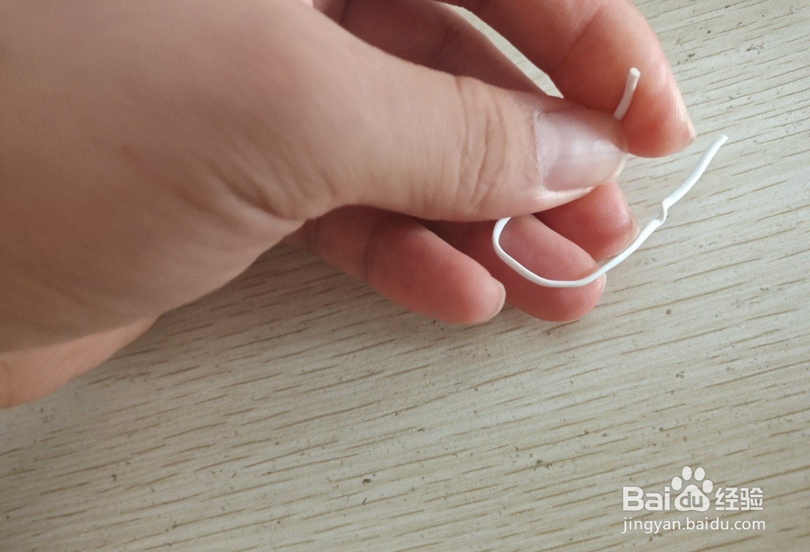 如何用一个数据线绑绳做个简易的手机的支架