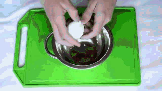 你知道怎么剥鸡蛋吗?