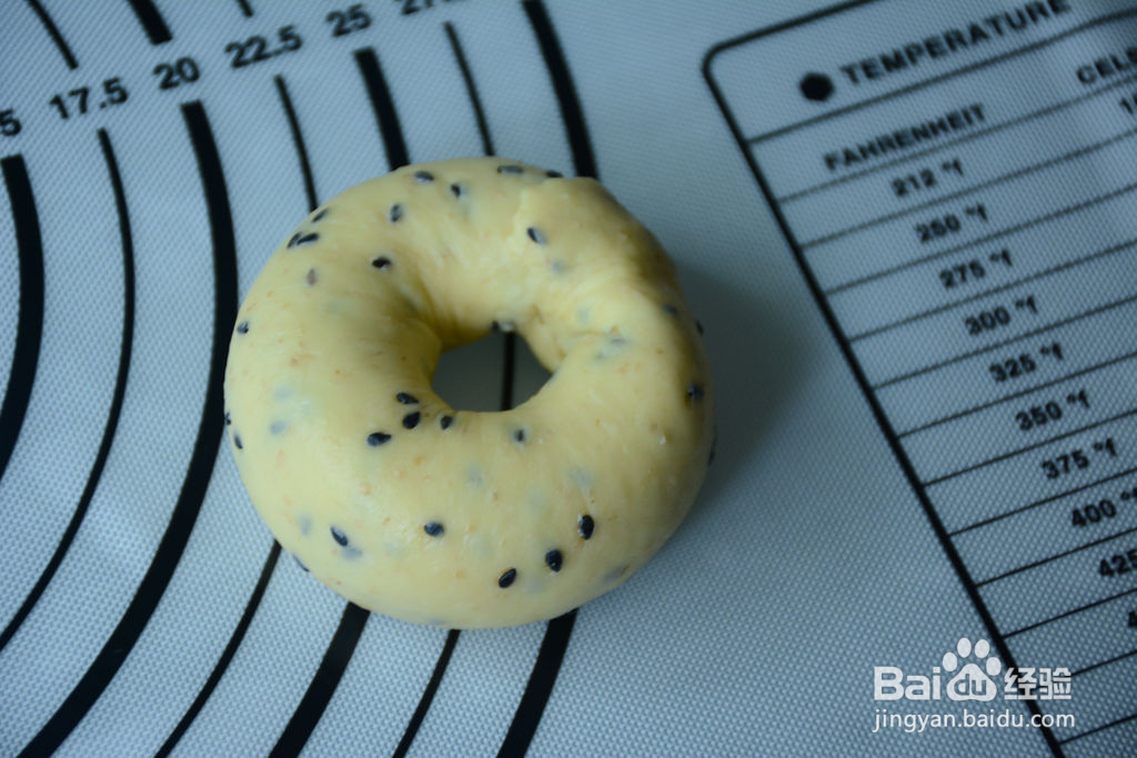 黑芝麻贝果三明治的做法