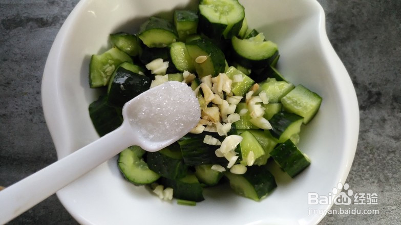 炸花生米拌黄瓜的制作方法