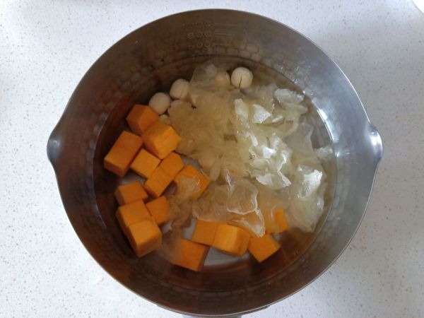 南瓜莲子银耳羹