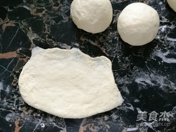 罗勒香肠早餐包