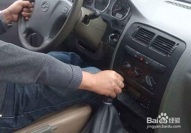 车辆临时靠边停车后准备起步怎么做
