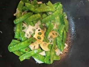 莲藕炒荷兰的做法