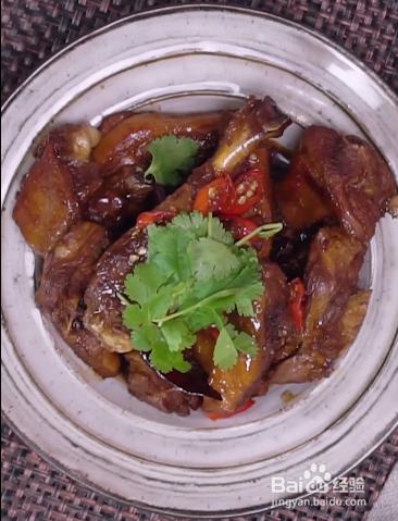在家自己制作啤酒鸭。
