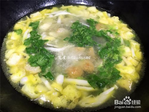 油泡海鲜菇丸子汤的做法