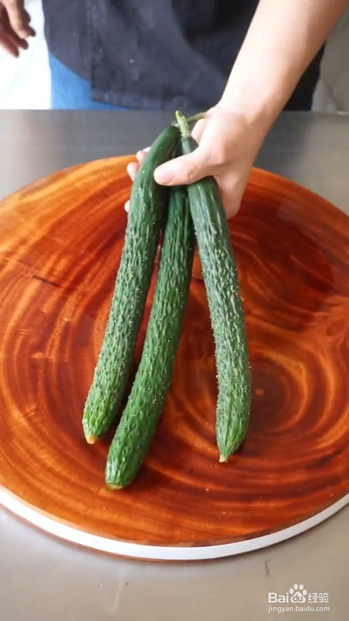 如何快速制作爽口拍黄瓜