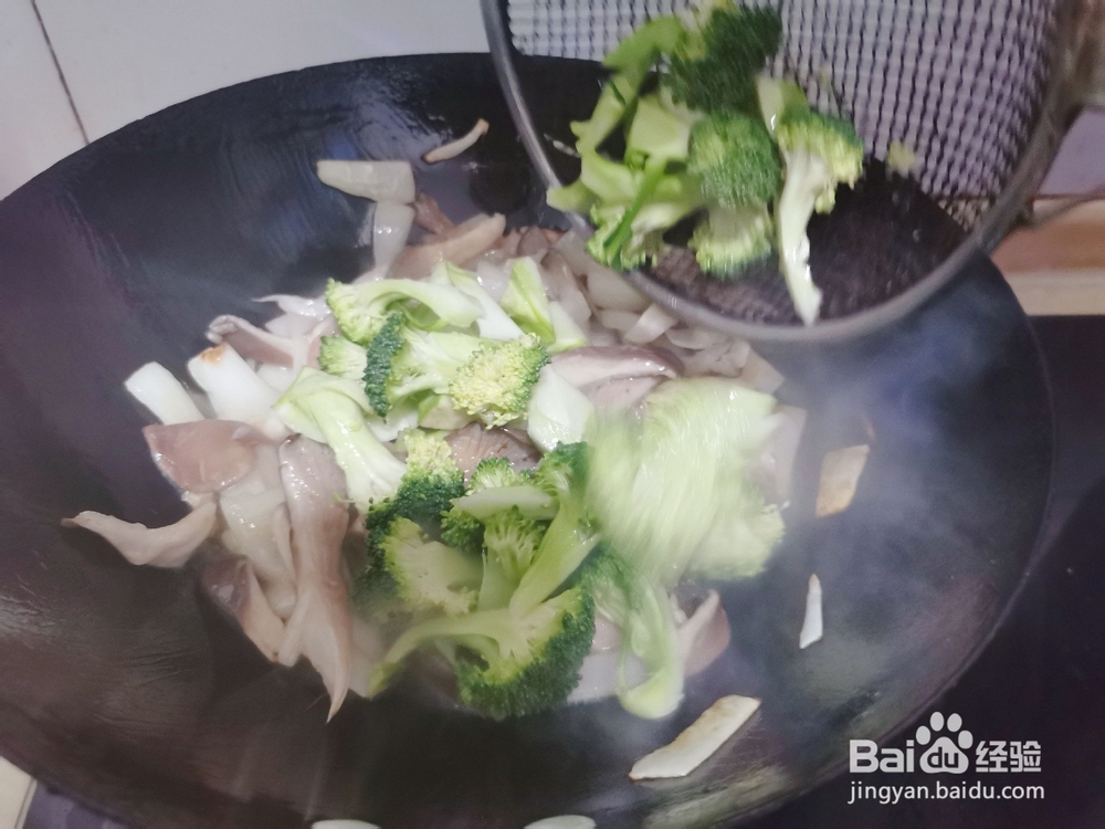 蘑菇炒西兰花的做法