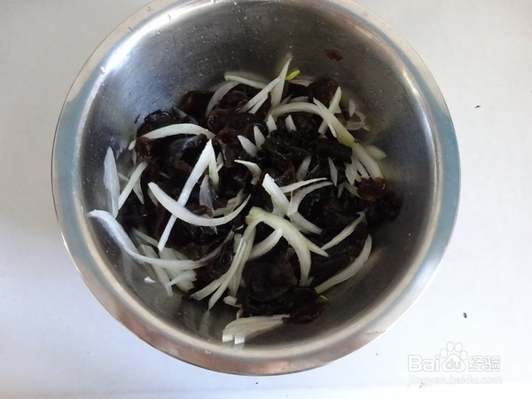捞汁木耳的种方法