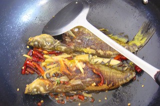 跟麻辣外婆学做红烧黄骨鱼