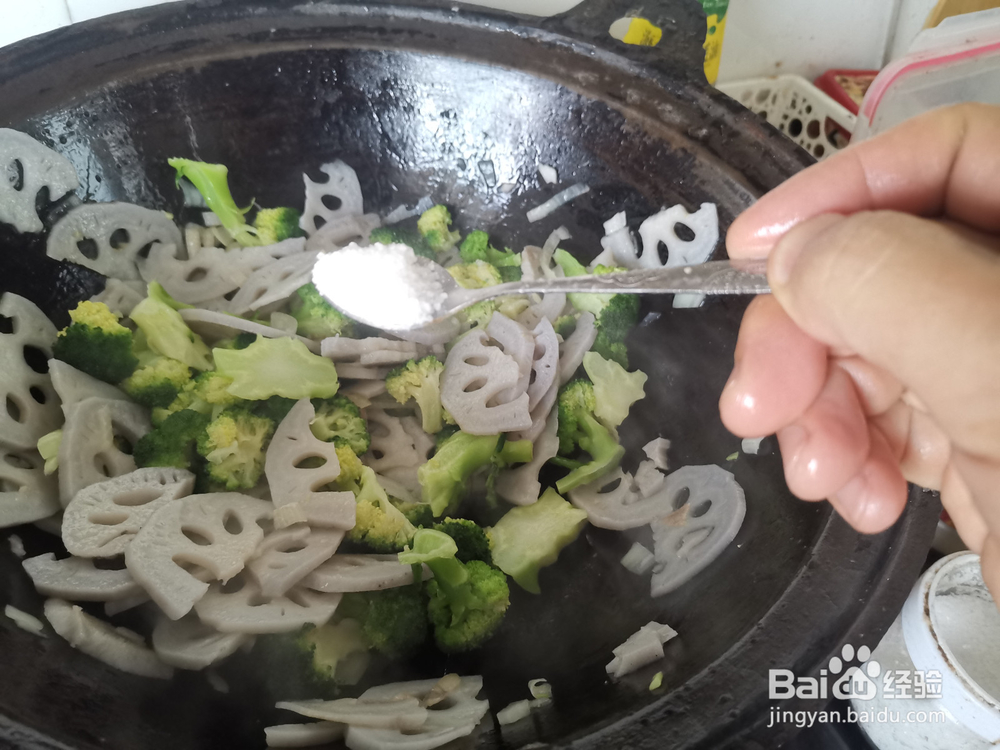 如何用藕片炒西兰花