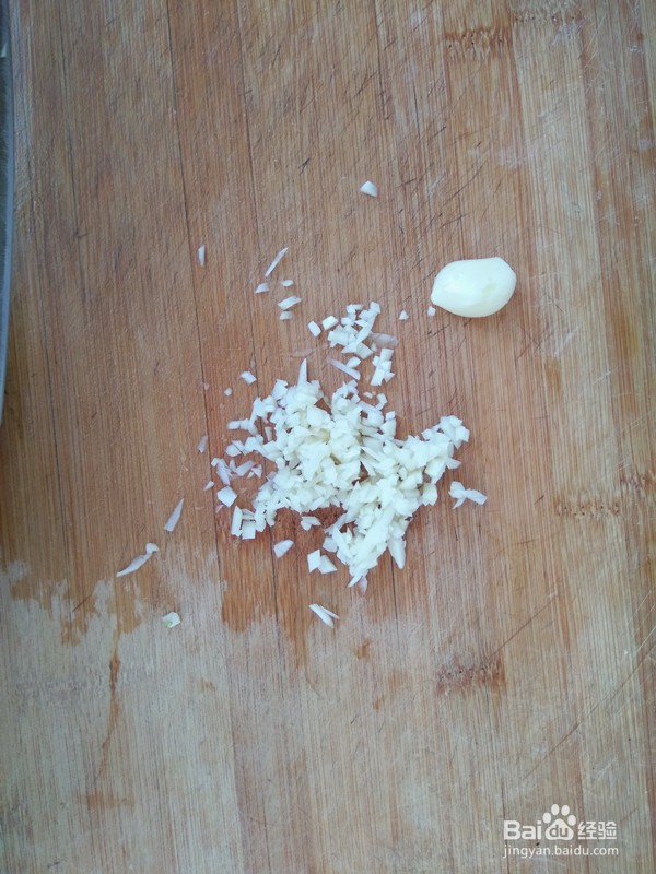 甜蒜汁拌芹菜皮蛋的做法