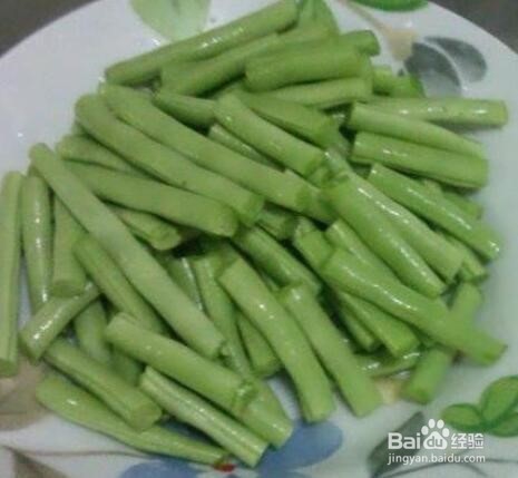 怎么做一道美味的五花肉丝炒四季豆？