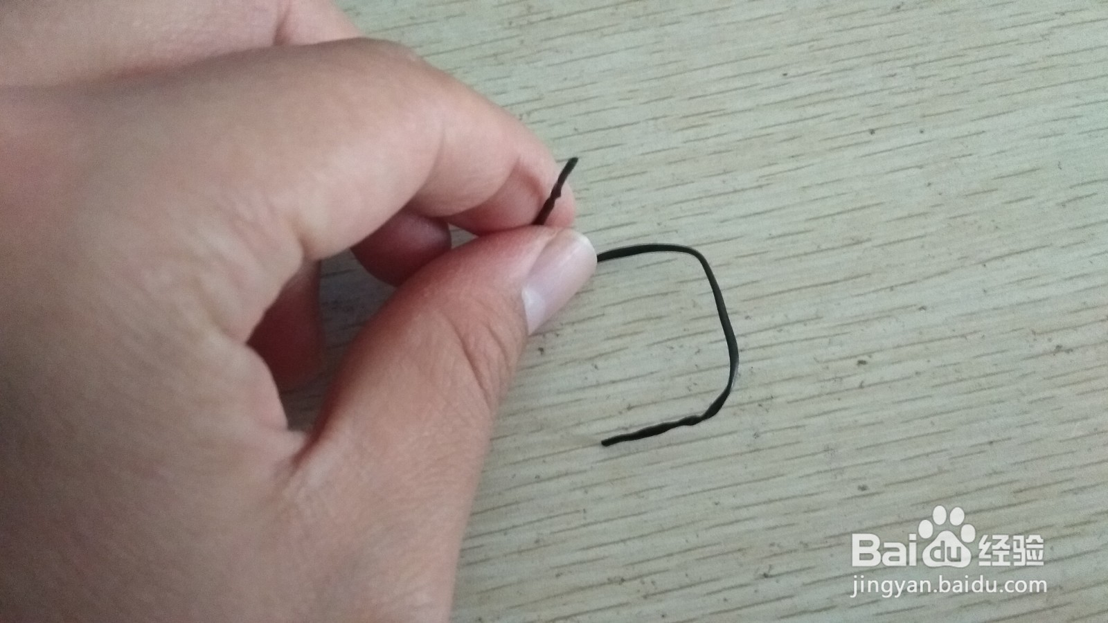 如何用一软数据线绑绳做阶梯式简易的中性笔支架