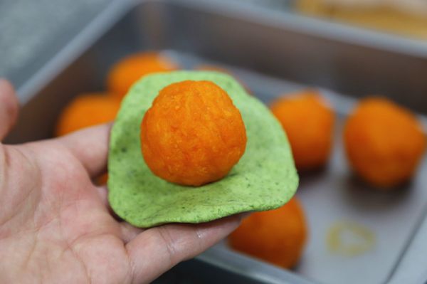 咸蛋黄肉松青团和红豆沙青团超级详细