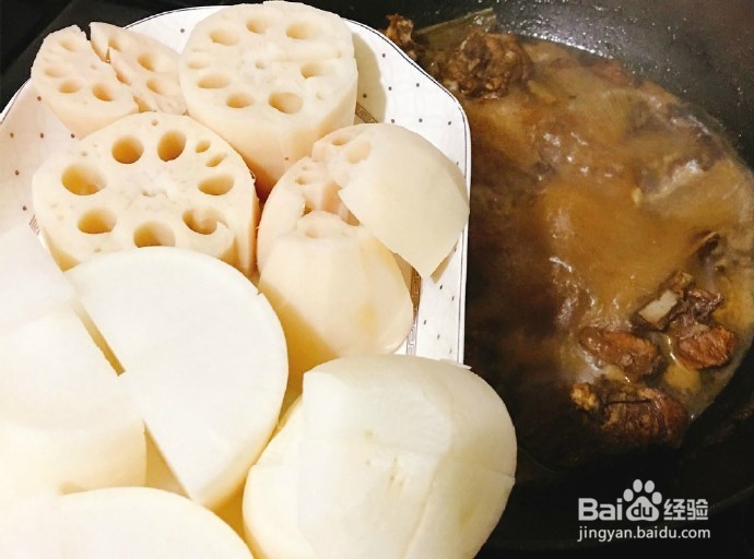 红烧排骨萝卜藕的做法