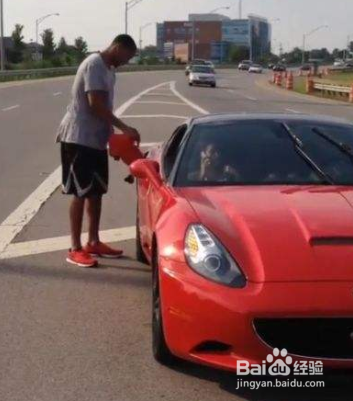 车没有油了停在路上怎么办