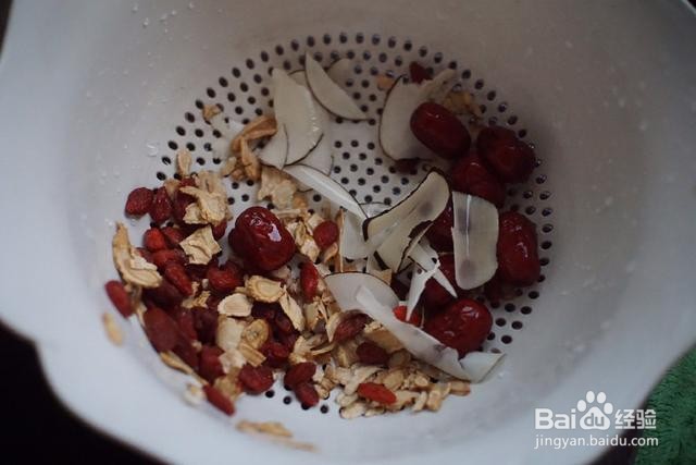 家庭自制洋参猪肚鸡汤