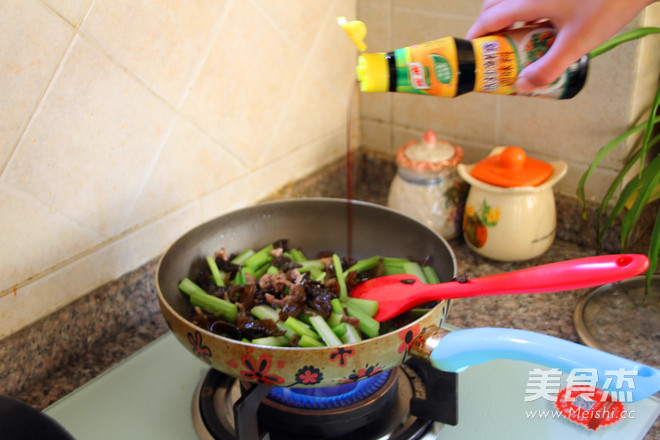 芹菜肉丝的做法