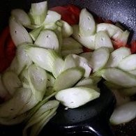制作番茄丝瓜蛋汤